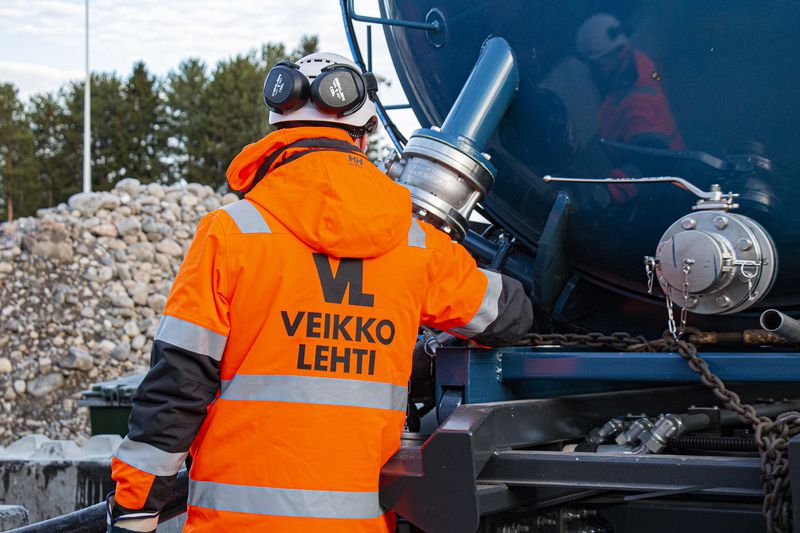Oulun seudulla Veikko Lehti tarjoaa yrityksille jäteöljyn noutoa ja vastaanottoa sekä erotinkaivojätteiden ja vaarallisten jätteiden vastaanottoa